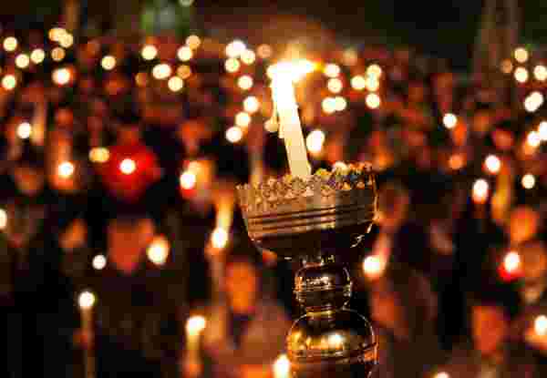 holding candle vigil in easter resurrection easter in greece_feature