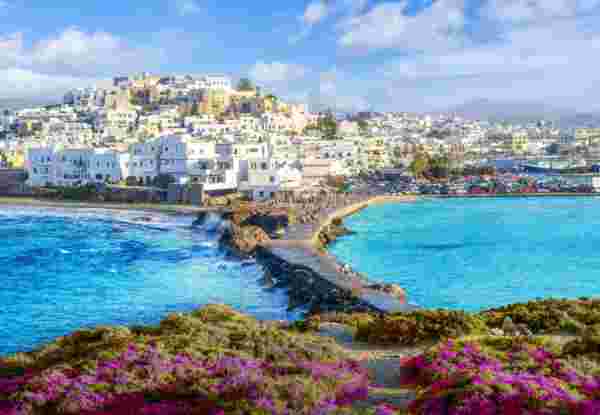 Panorama of Naxos Chora town, Naxos island, Greece Cyclades_Greek islands for families Naxos island_feature_Greek islands for families