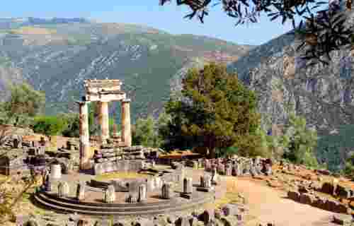 delphi_monuments in greece