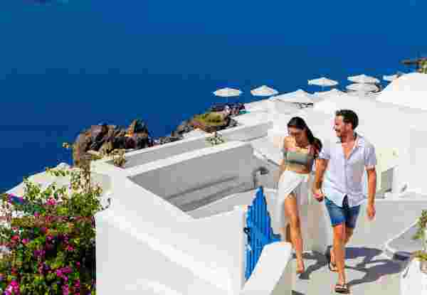 Santorini_Planning-your-Ultimate-Greece-Romantic-Vacation_Feature-image-scaled