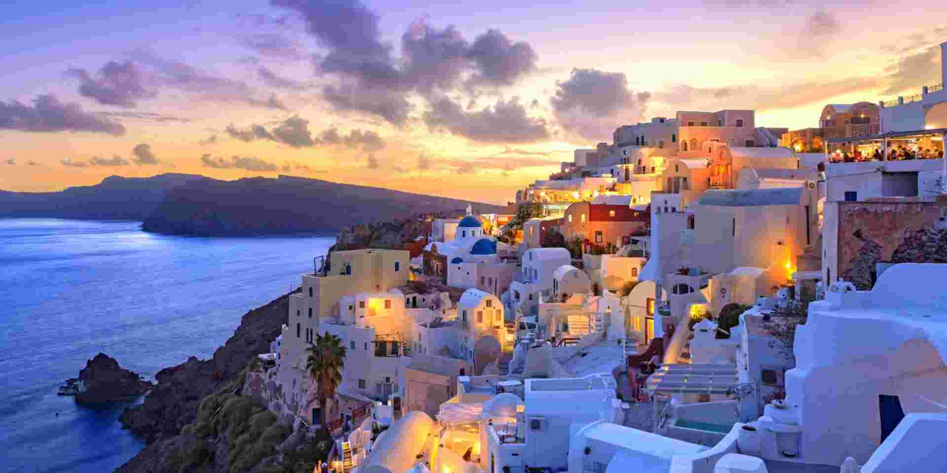 Santorini sunset at dawn village of Oia Greece santorini sunset_one day in santorini_feature