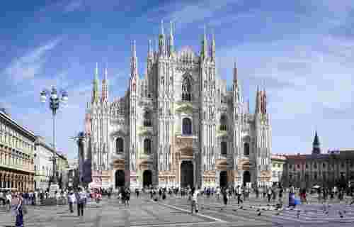 Holidays in Italy - Piazza Duomo in Milan