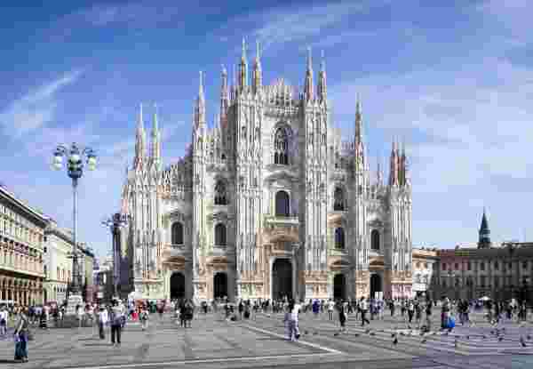 Holidays in Italy - Piazza Duomo in Milan Holidays in Italy - Piazza Duomo in Milan
