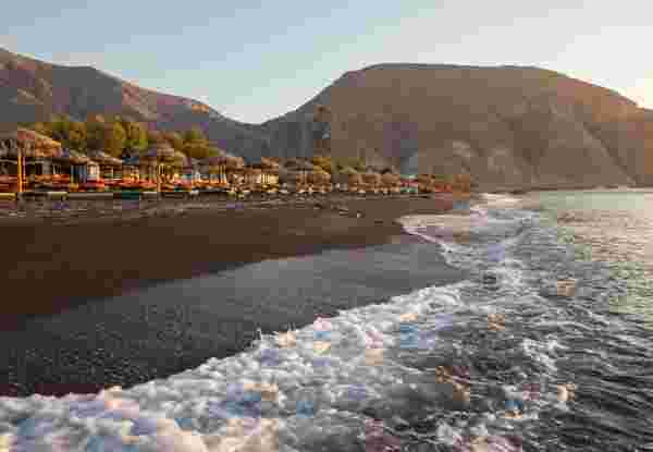 Perissa,Beach,During,Sunrise,On,The,Greek,Island,Of,Santorini