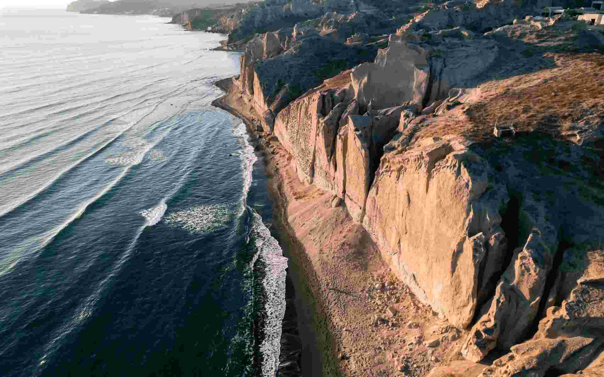 A,Beautiful,View,Of,The,Eros,Beach,,Santorini,,Greece