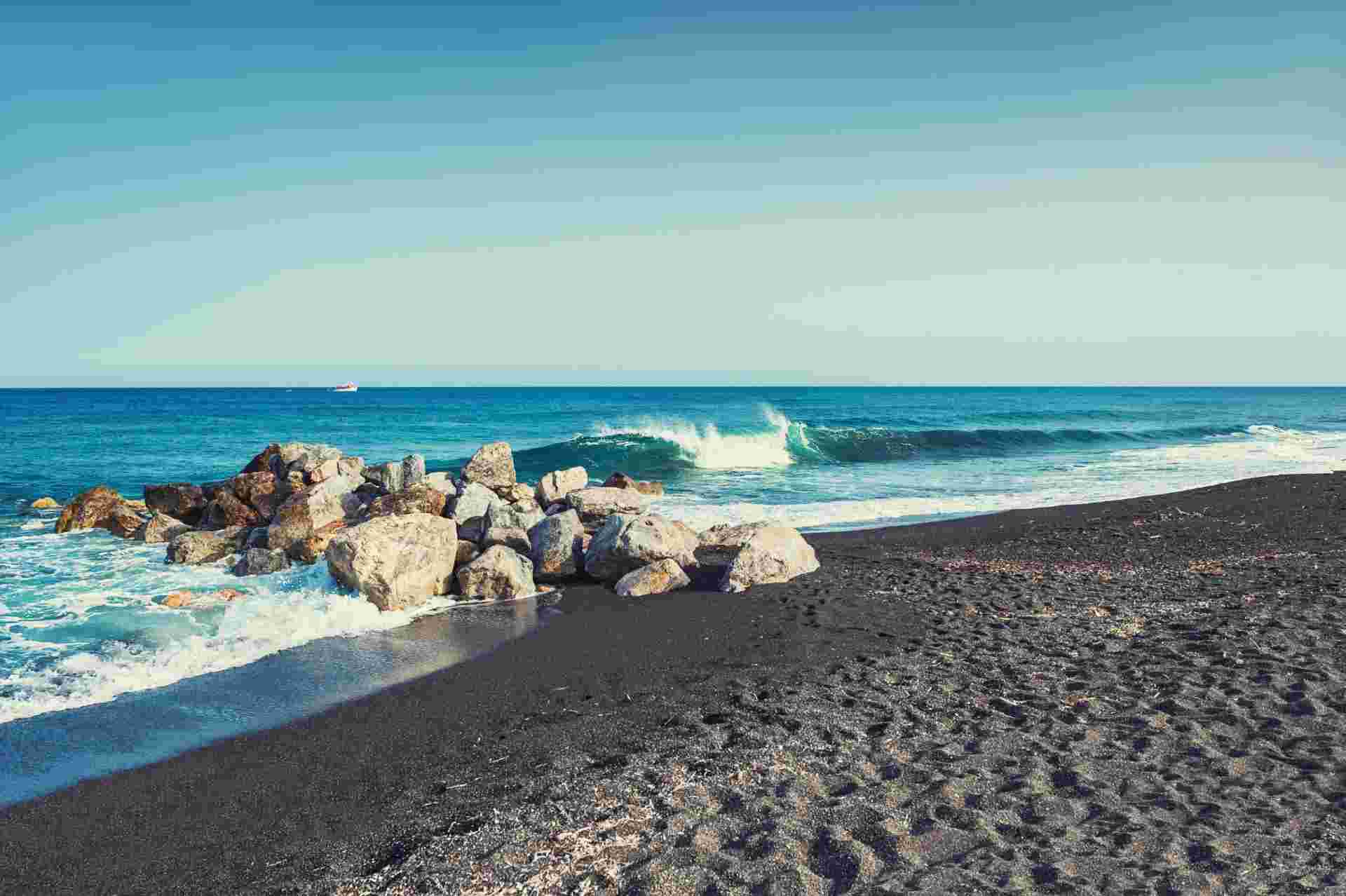 Beautiful,Beach,With,Turquoise,Water,And,Black,Sand.,Perissa,Village,