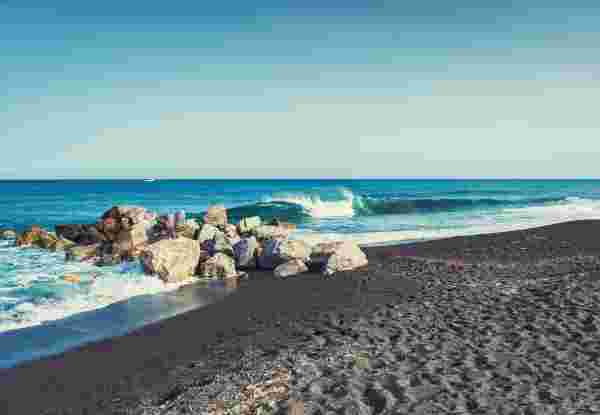Beautiful,Beach,With,Turquoise,Water,And,Black,Sand.,Perissa,Village,